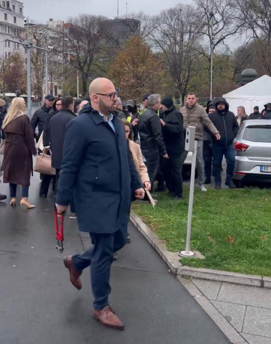 Opozicija napravila haos ispred Skupštine! Nasilno srušili ogradu, uništili šator, došli s noževima i kleštima! (VIDEO)