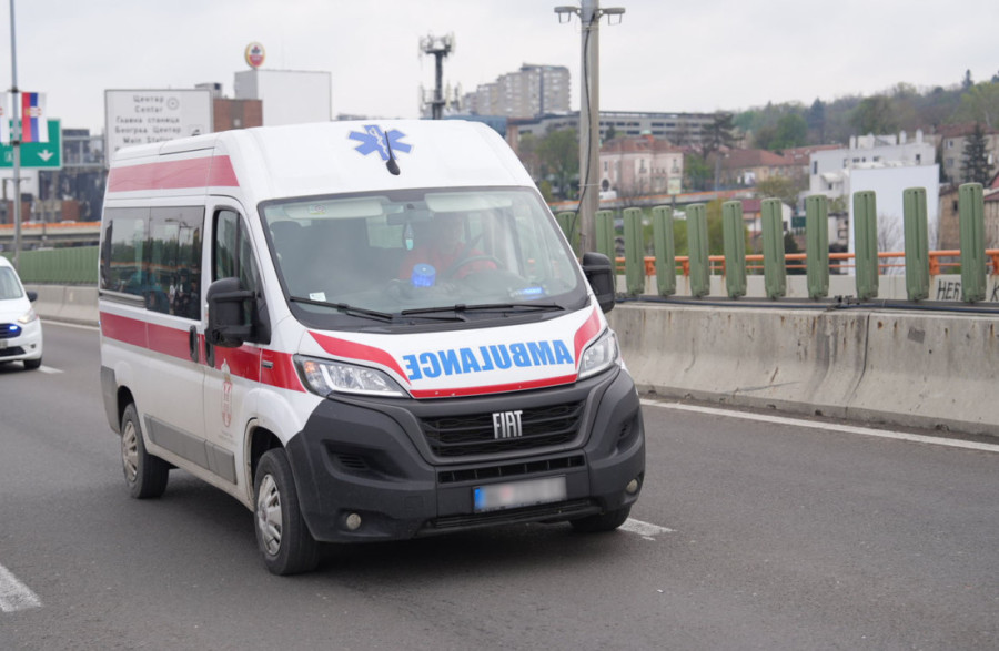Automobilom se zaleteo u ljude! Povređeno više osoba
