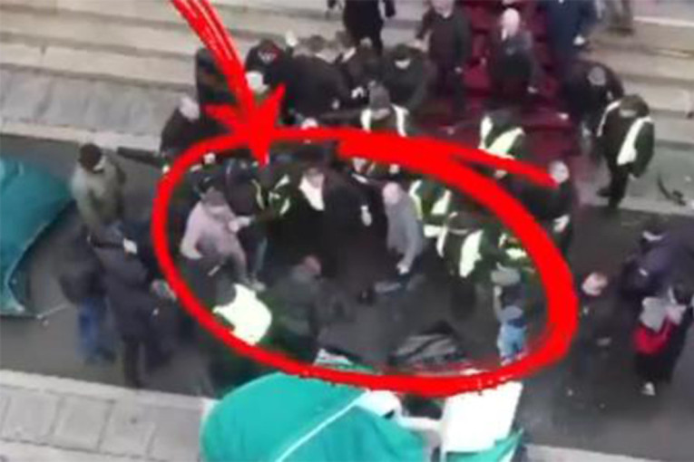 Brutalno tukli ženu ispred Skupštine: Uznemirujuće scene nasilja! (VIDEO)