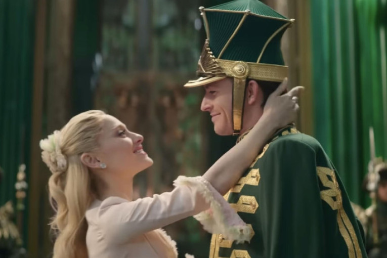 Poljubac Arijane Grande i Džonatana Bejlija u "Zlici 2" je bio toliko strastven da je - nećete verovati - izbačen iz filma (FOTO/VIDEO)