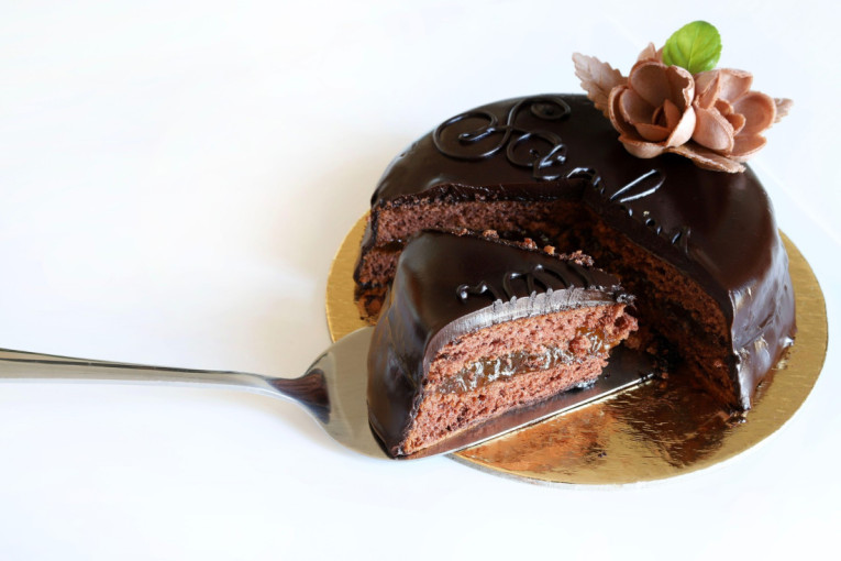 Recept dana: Posna saher torta sa bogatom glazurom i džemom od kajsija svideće se svim generacijama
