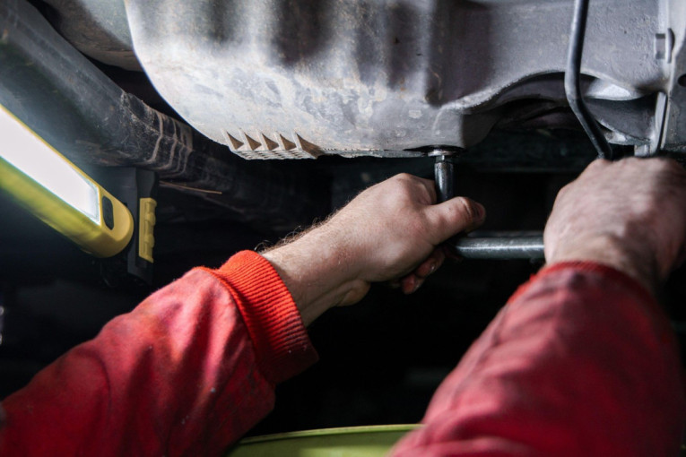 Može da bude opasno: Stručnjaci savetuju da skinete zimsku jaknu pre nego što sednete za volan (VIDEO)