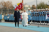 Papa Lav XIV tokom posete Turskoj dobio nesvakidašnji poklon: Evo ko mu je poklonio bejzbol palicu