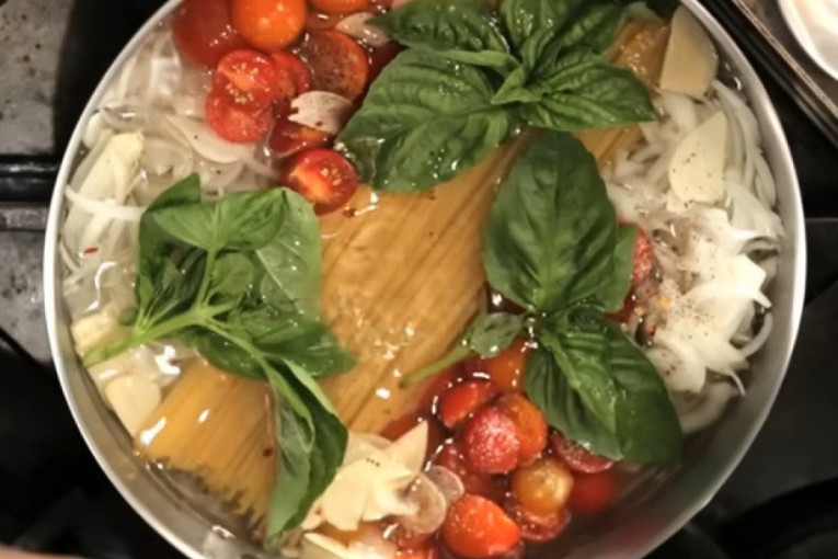 Da li ste probali “one pot pastu”? Trend koji menja život u kuhinji, smanjuje vreme, ali i količinu sudova