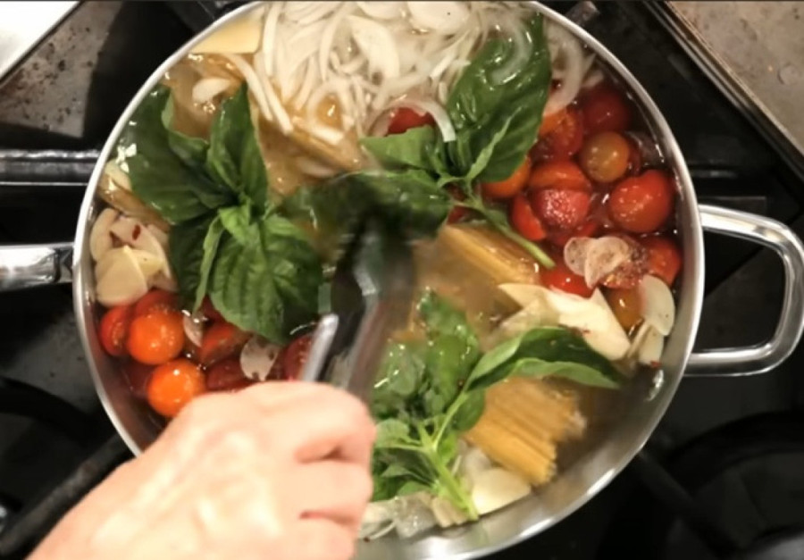 Da li ste probali “one pot pastu”? Trend koji menja život u kuhinji, smanjuje vreme, ali i količinu sudova