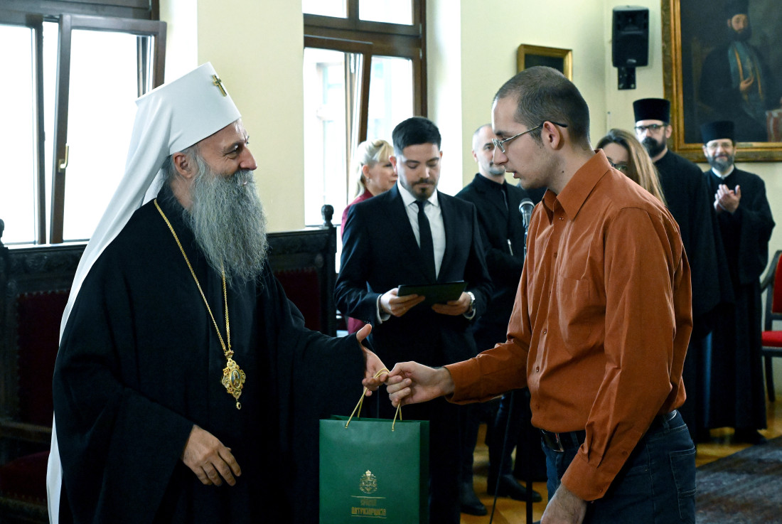 Patrijarh Porfirije uručio stipendije apsolventima Univerziteta u Beogradu (FOTO)