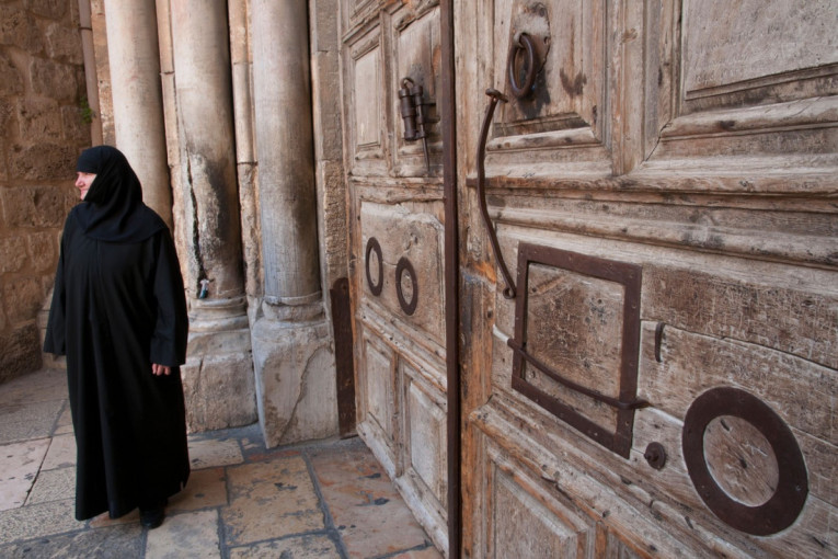 Neviđena situacija: Monahinja reguliše gužvu u saobraćaju, a ne boji se ni da obuje kopačke i zaigra fudbal (VIDEO)