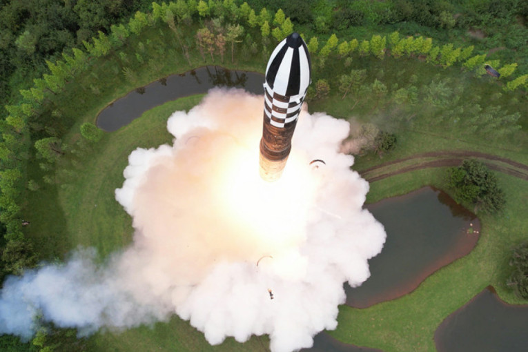 Severna Koreja ispalila 10 raketa! Stigao i odgovor Trampu