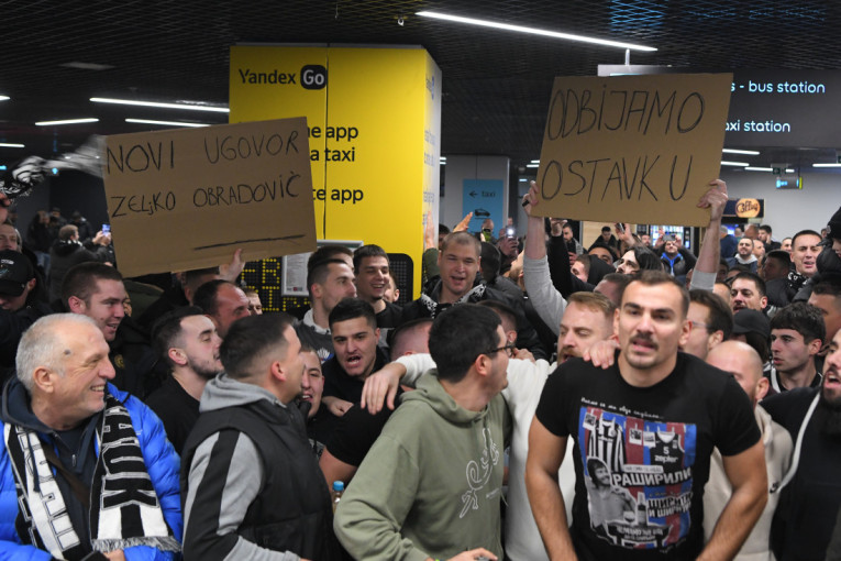 Emotivno je bilo na dočeku Obradovića: Ponovo je tu bila jedna devojčica, a posle su upaljene i baklje (FOTO/VIDEO)