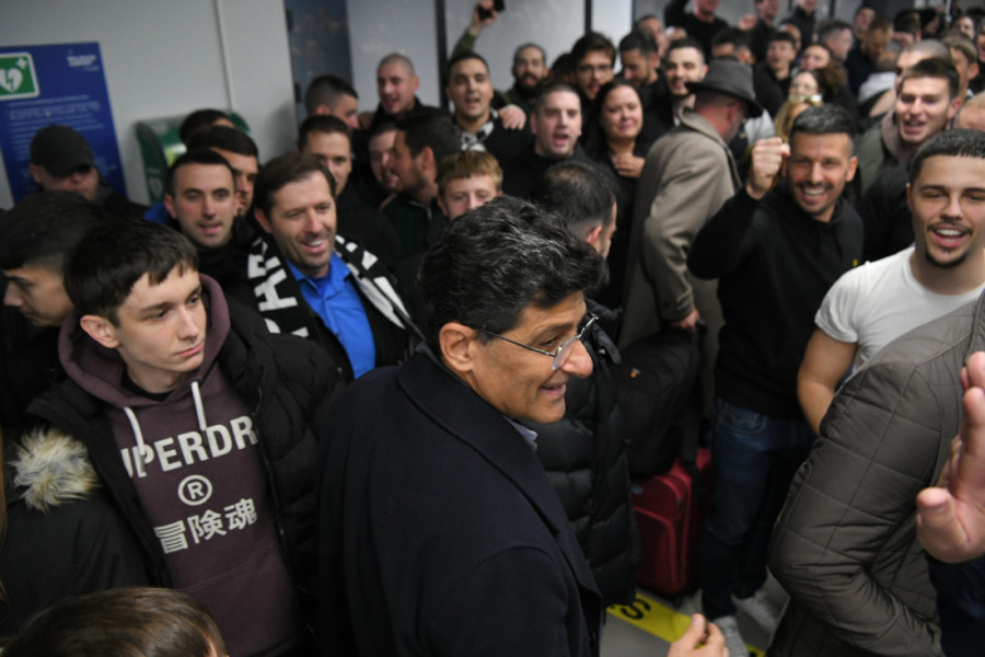 Zvezdina legenda među navijačima Partizana: Neverovatna scena na beogradskom aerodromu (FOTO)