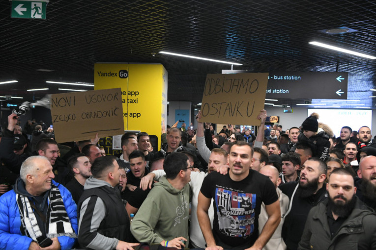 Zvezdina legenda među navijačima Partizana: Neverovatna scena na beogradskom aerodromu (FOTO)