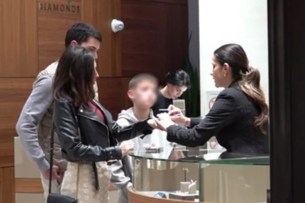 Peja rešio da veri Enu? U tržnom centru birali prsten, ona blista od sreće (FOTO)