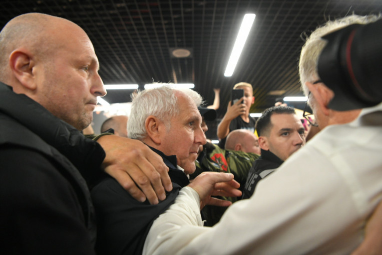 Željko, ostani: Obradović je sleteo u Beograd, ali izjave nije bilo (FOTO)