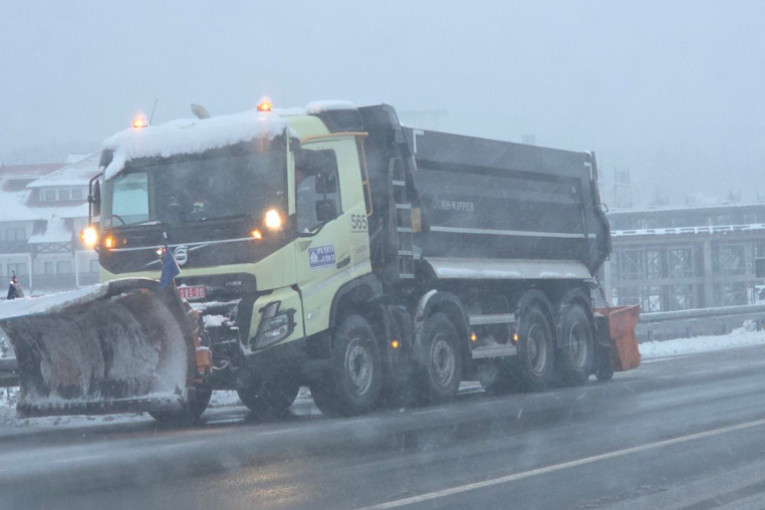Mećava na Zlatiboru: Ponovo uvedena zabrana saobraćaja za kamione, 12 ekipa čisti puteve