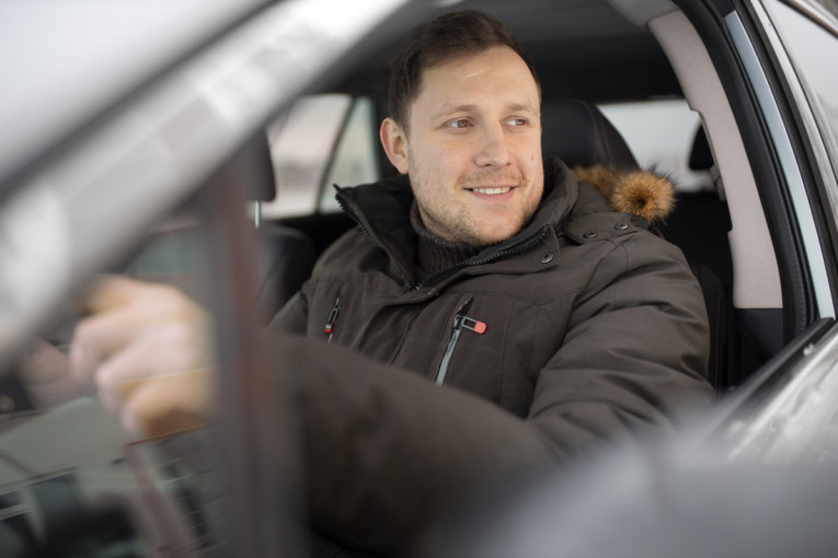 Može da bude opasno: Stručnjaci savetuju da skinete zimsku jaknu pre nego što sednete za volan (VIDEO)