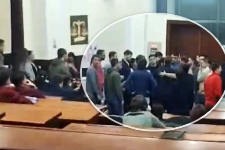 Brutalna tuča na Pravnom fakultetu! Potpuni haos u redovima blokadera (VIDEO)