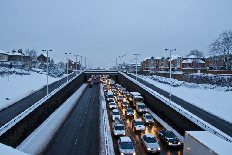 Teži uslovi vožnje zbog snega! AMSS apeluje - Koristite glavne putne pravce!