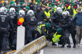 Rasulo na ulicama Nemačke: Policija na svakom ćošku, demonstranti prskani vodenim topovima (VIDEO/FOTO)