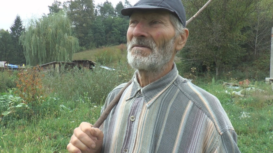 Čovek koji jede samo trulo: Milutin 30 godina ne jede svežu hranu – pije i pokvareno mleko!