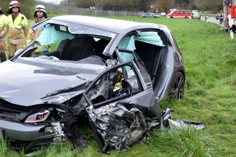 Krivina smrti kod Laćarka: Slike sa lica mesta - tela izvučena iz olupine pred očima majke (FOTO)