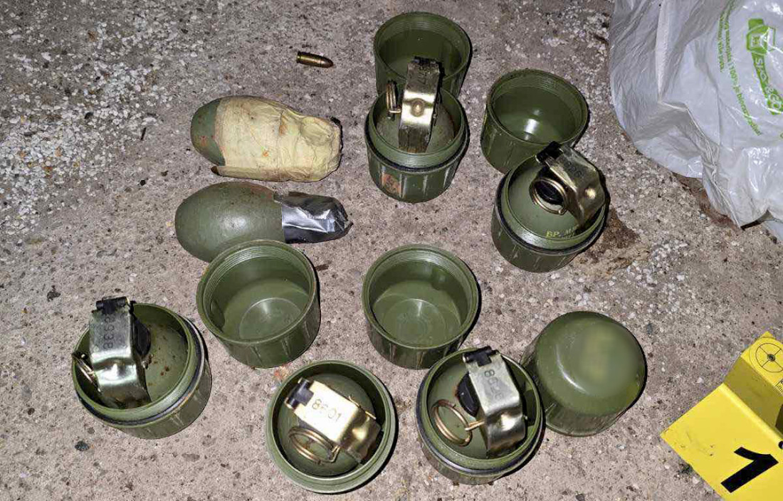 Nova hapšenja zbog krađe iz MUP-a u Doljevcu: Krijumčarka oružja napala policiju, nađena i droga (FOTO)