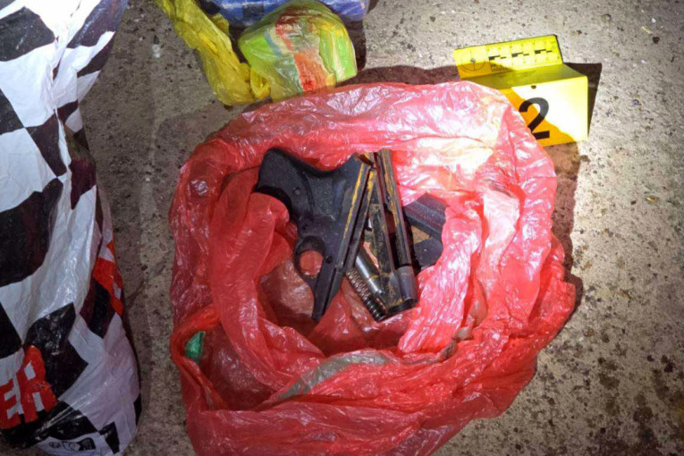 Nova hapšenja zbog krađe iz MUP-a u Doljevcu: Krijumčarka oružja napala policiju, nađena i droga (FOTO)