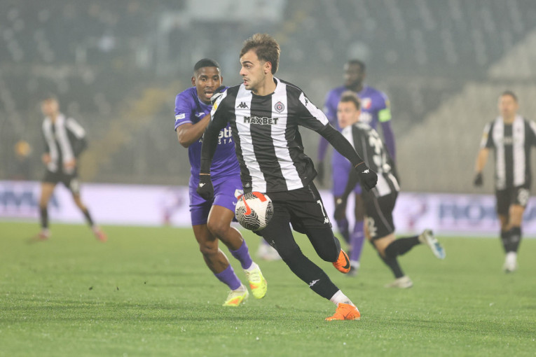 Partizanu se komplikuje situacija oko Miloševića! Trener Štutgarta tvrdi: Opširno razgovaramo o njemu!