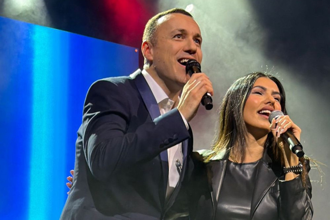 Tanja Savić bila je specijalna gošća na koncertu Baneta Mojićevića! Roditelji pevača pucaju od ponosa (VIDEO)