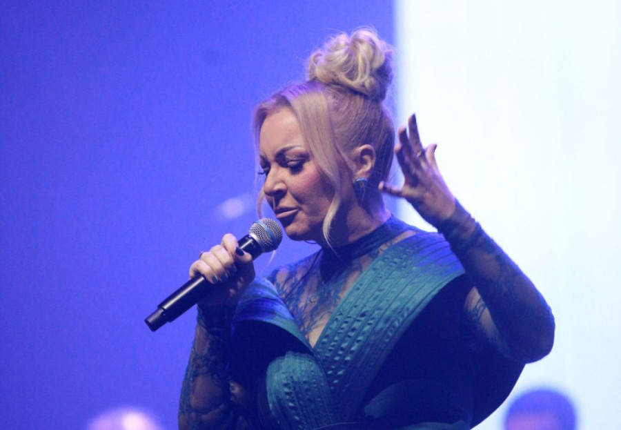 Malo ko je znao! Saša Kovačević je delio klupu sa ovom pevačicom