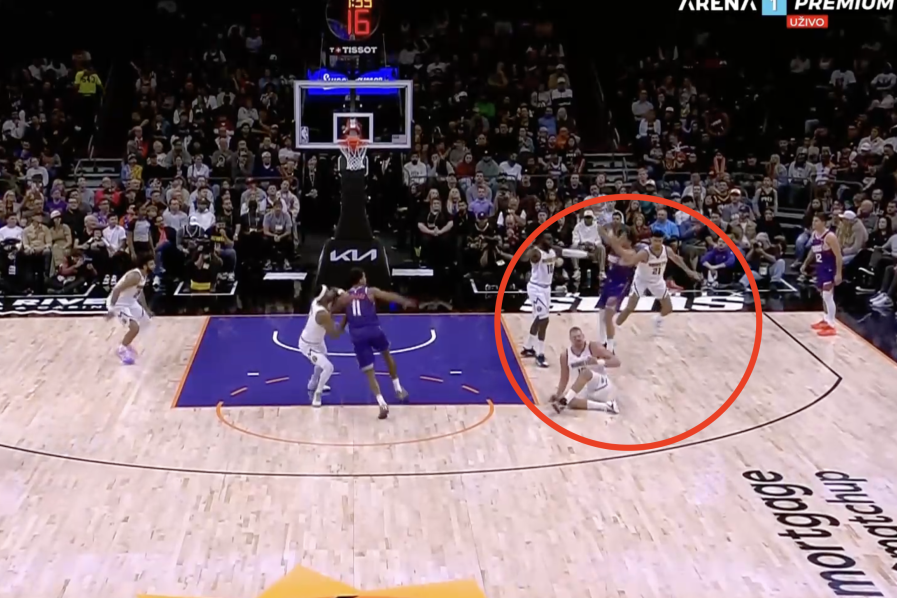 Buker laktom “pokosio” Jokića! Pogledajte snimak koji je zapalio NBA! (VIDEO)