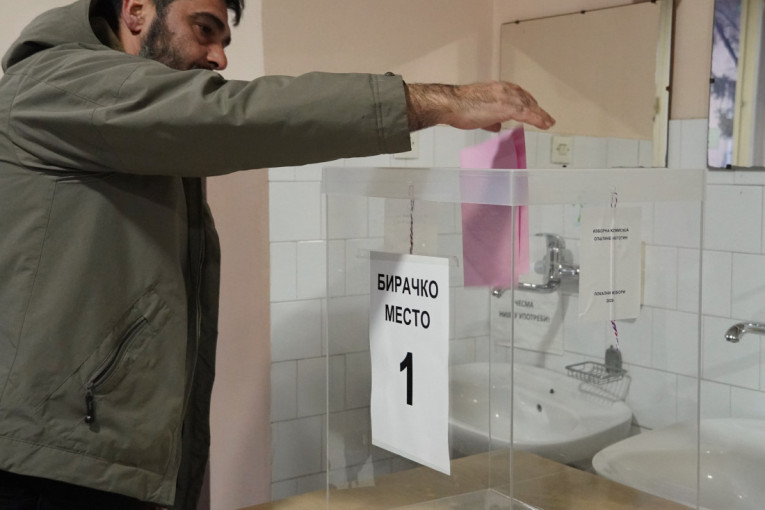 Udarne pesnice blokadera: Pogledajte ko je stigao u Negotin na dan održavanja izbora (FOTO/VIDEO)