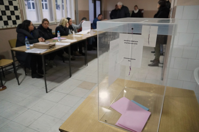 Sramota! U Sečnju krvave šake dočekale birački odbor i prve glasače! (FOTO)