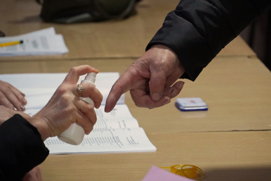 Blokaderi upali u dvorište predsednika opštine: Skandalozan pritisak tokom izbornog dana, kamere zabeležile vandalizam (VIDEO)