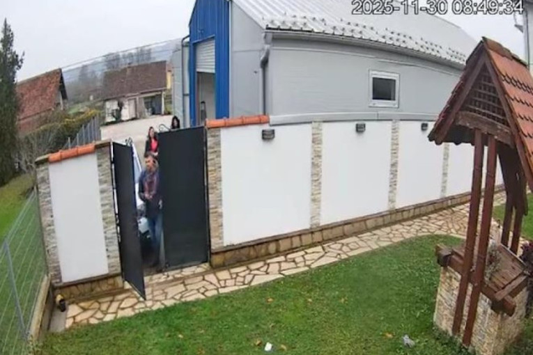 Blokaderi upali u dvorište predsednika opštine: Skandalozan pritisak tokom izbornog dana, kamere zabeležile vandalizam (VIDEO)