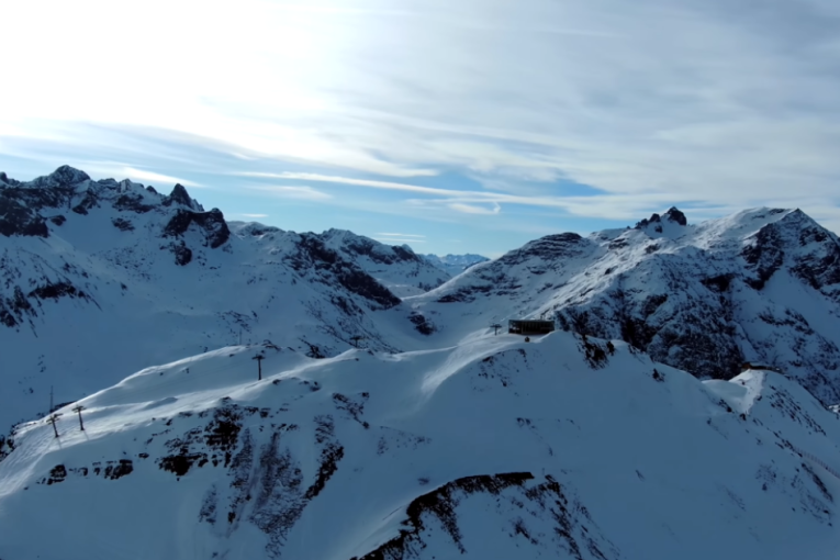 Horor na zimovanju! Skijaša zatrpala snežna lavina - čoveku nije bilo spasa! (FOTO)