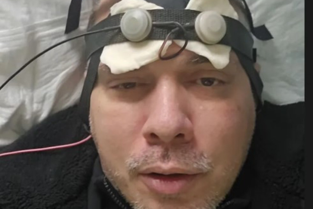 Bojan Tomović objavio sliku iz bolničkog kreveta: Ovako provodi dane na psihijatriji (FOTO)