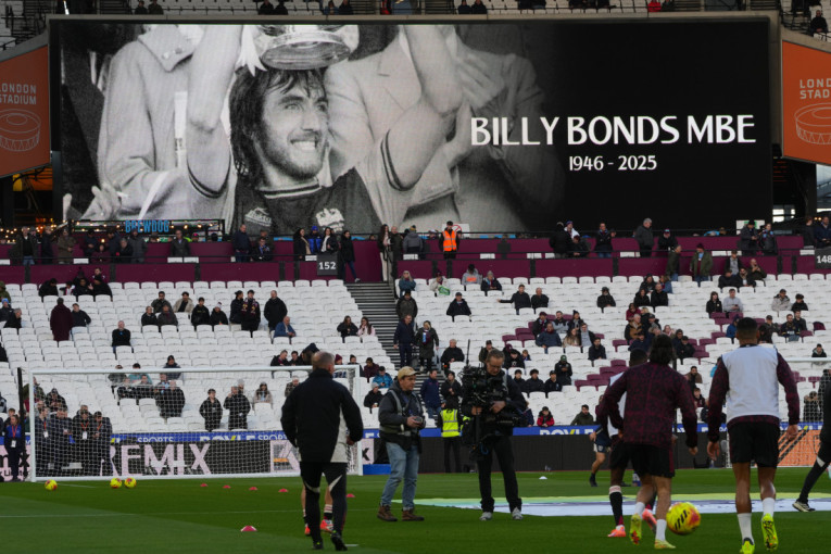 Vest Hem se poslednji put oprostio od legende: Počivaj u miru naš vođo lavljeg srca (FOTO)