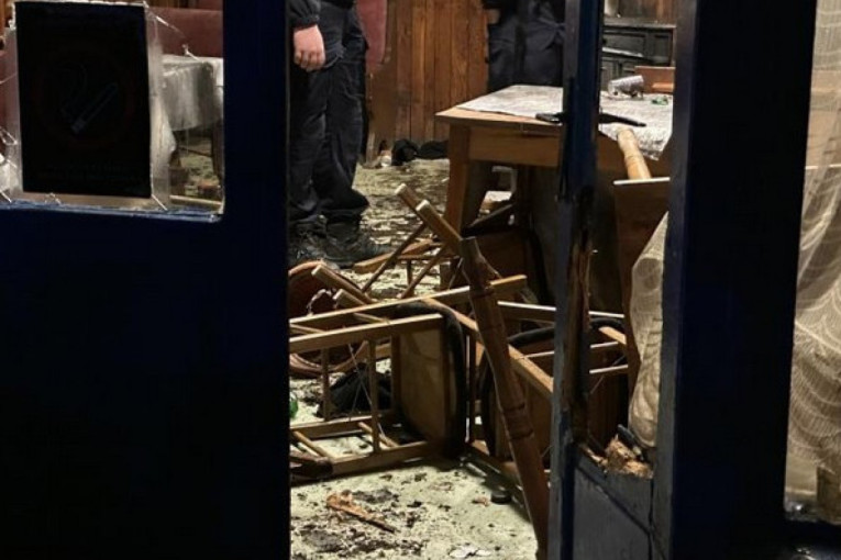 Blokaderi napali simpatizere SNS u Mionici: Rasturili lokal, sve porazbijali, flaše i stolice letele na sve strane – intervenisala policija