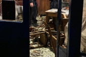Blokaderi napali simpatizere SNS u Mionici: Rasturili lokal, sve porazbijali, flaše i stolice letele na sve strane – intervenisala policija