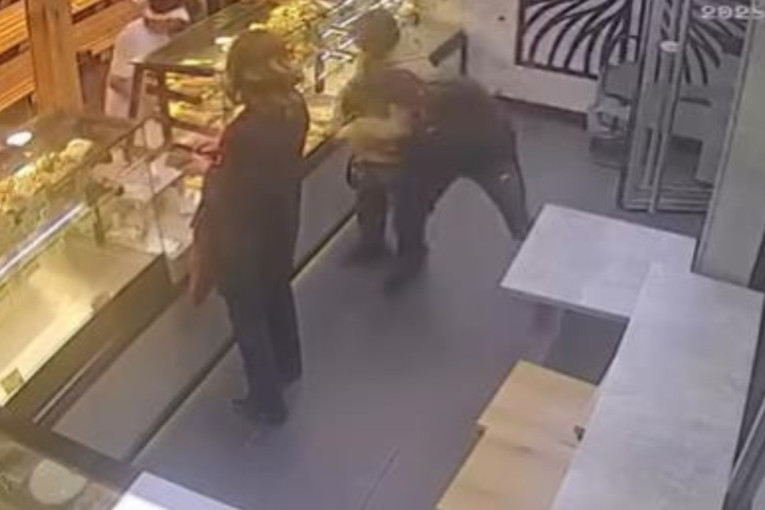 Sramna scena u pekari na Voždovcu! Čovek stoji u redu, ulazi muškarac – ono što je usledilo zgrozilo sve! Ako ga vidite, zovite policiju