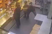 Sramna scena u pekari na Voždovcu! Čovek stoji u redu, ulazi muškarac – ono što je usledilo zgrozilo sve! Ako ga vidite, zovite policiju