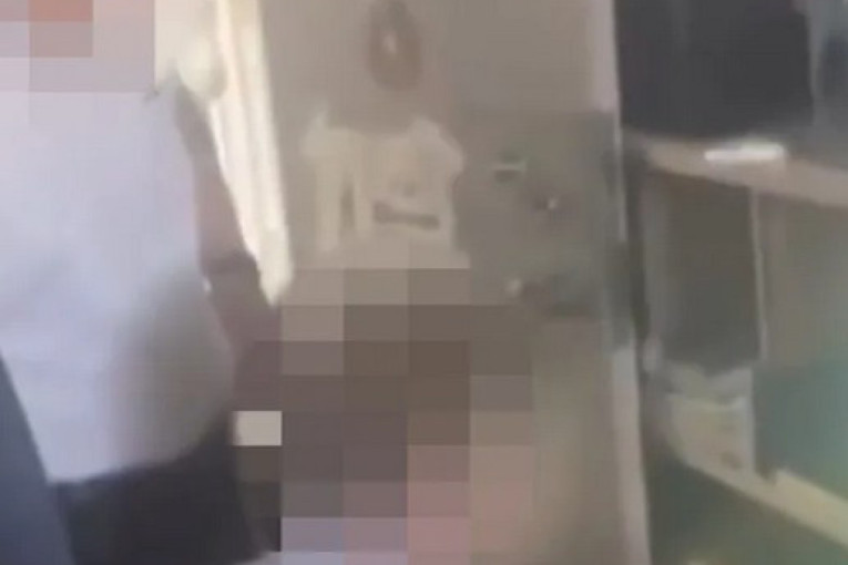 Snimak šokirao javnost: Zatvorski čuvar uhvaćen kako igra video-igru sa zatvorenikom u ćeliji (VIDEO)