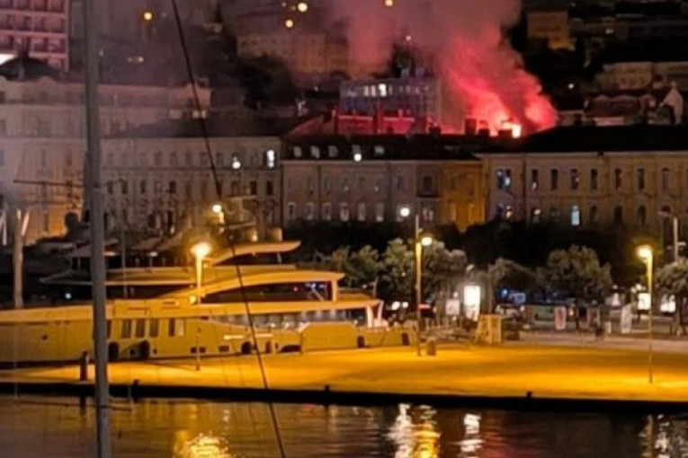 Izgorelo potkrovlje zgrade, od stanova ostao samo garež: Vatrogasci pronašli dva tela nakon buktinje u Rijeci! (FOTO)