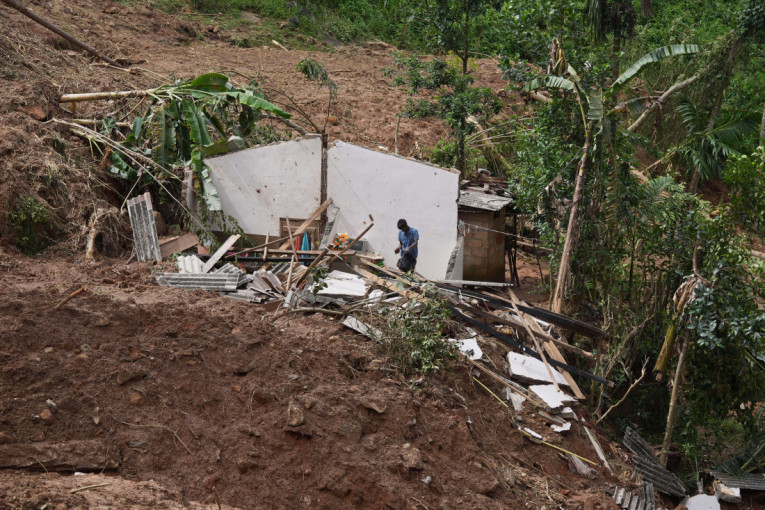 Stravične brojke: Najmanje 1.000 žrtava poplava u Indoneziji i Šri Lanki, uključena i vojska!