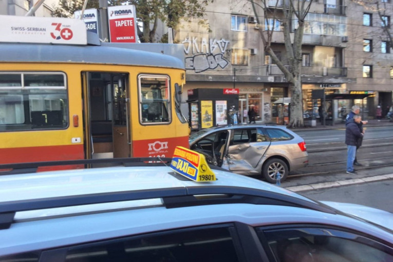 Prve fotografije sa mesta sudara u Bulevaru kralja Aleksandra: Automobil smrskan! (FOTO)