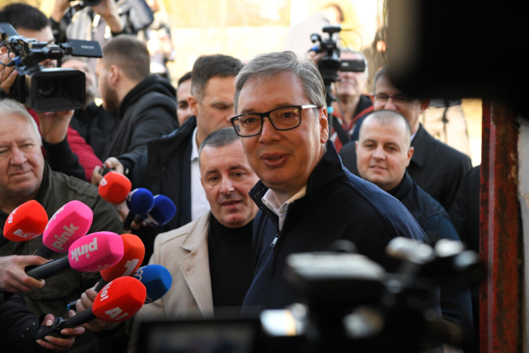 Vučić dočekan u selu Tolić kod Mionice: "Mi smo danas i zvanično ušli u izbornu godinu" (FOTO/VIDEO)