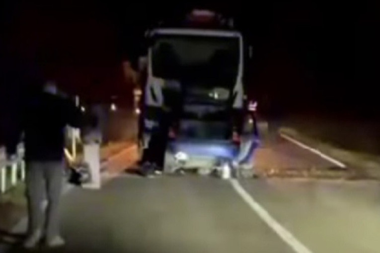 Novi snimak jezive nesreće kod Majdanpeka: Kolima se zakucao u kamion, vozilo uništeno!