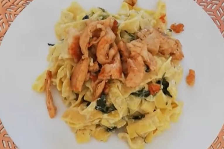 Recept dana: Pasta sa spanaćem i piletinom je kremasto i zasitno jelo koje morate da probate