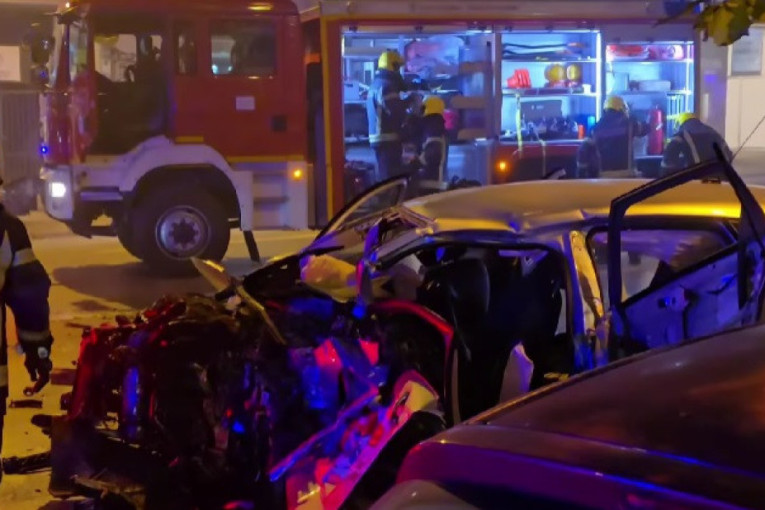 U teškoj nesreći u Novom Sadu petoro povređeno, dvoje na reanimaciji! Vrata taksija otpala, BMW zgužvan (VIDEO)