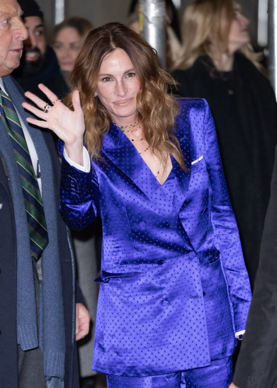 Niko ne nosi odela kao Džulija Roberts: Na Gotam nagradama ponela ljubičasto o kom će se dugo pričati (FOTO)